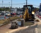 Vazamento abre cratera e interdita trecho da Av. Torquato Tapajós
