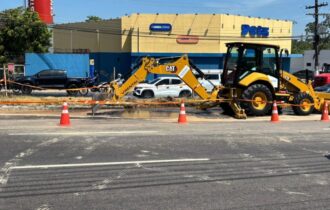 Vazamento abre cratera e interdita trecho da Av. Torquato Tapajós