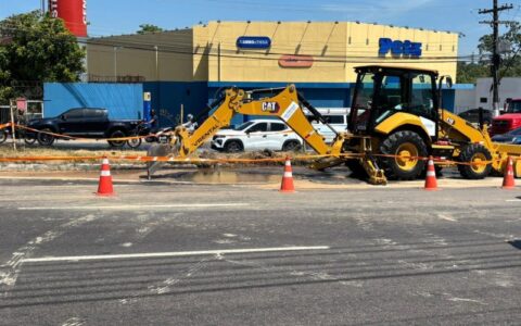 Vazamento abre cratera e interdita trecho da Av. Torquato Tapajós