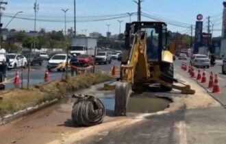 Vazamento abre cratera e interdita trecho da Av. Torquato Tapajós