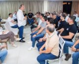37 dos 41 vereadores de Manaus oficializam apoio a Omar Aziz no 2º turno