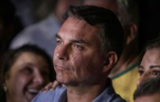 Em sabatina, Flávio não explica propostas e faz acusações sem provas