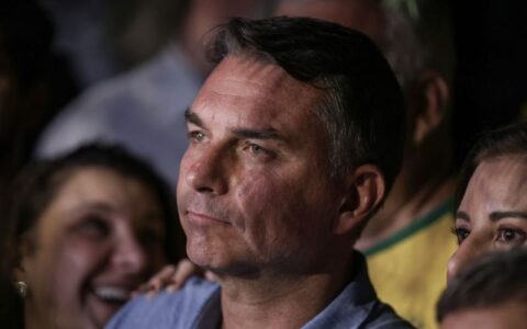 Em sabatina, Flávio não explica propostas e faz acusações sem provas