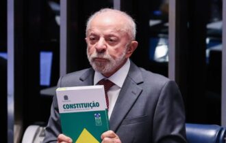 Lula faz campanha em MG e celebra fim da jornada 6x1