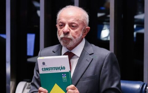 Lula faz campanha em MG e celebra fim da jornada 6x1