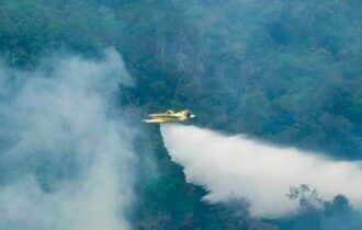 Aeronaves federais lançam mais de 1 milhão de litros de água contra incêndios no Amazonas