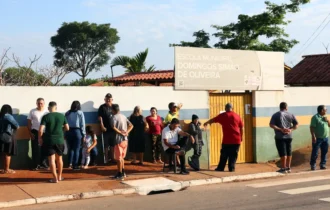 Antiga escola reúne ex-alunos e eleitores em dia de votação