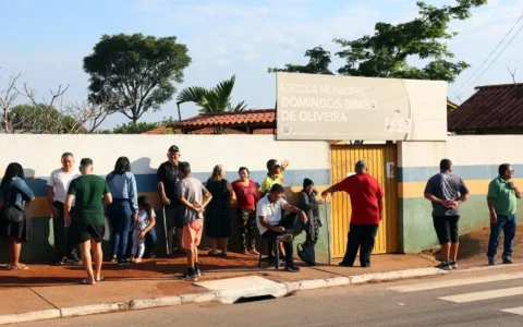 Antiga escola reúne ex-alunos e eleitores em dia de votação