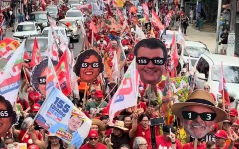 Apoiadores de Lula fazem mobilização no Centro de Manaus antes da eleição
