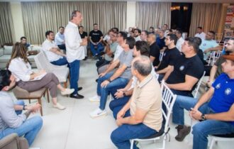 Após reunir apoio dos 62 prefeitos, Omar amplia aliança na capital com 37 vereadores