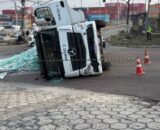 Carreta carregada de vidro tomba e espalha cacos na pista em Manaus