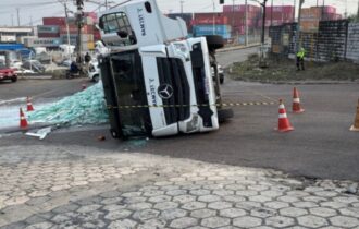 Carreta carregada de vidro tomba e espalha cacos na pista em Manaus