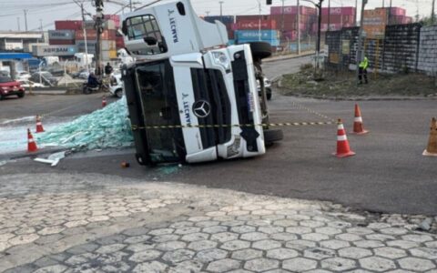 Carreta carregada de vidro tomba e espalha cacos na pista em Manaus