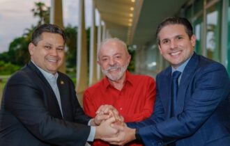 Davi Alcolumbre e Hugo Motta visitam presidente Lula
