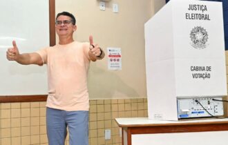 David Almeida vota em Manaus e fala em 'festa da democracia'