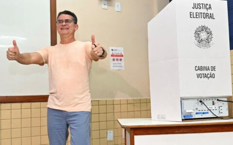 David Almeida vota em Manaus e fala em 'festa da democracia'