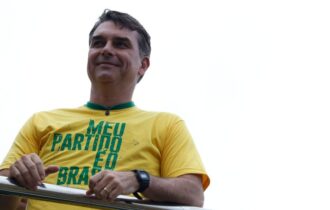 Democratas cobram do governo Trump explicações sobre viagem de Flávio Bolsonaro ao país
