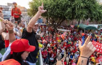 Diante de uma multidão, Braga reforça apoio a Lula e Omar em grande ato no coração de Manaus