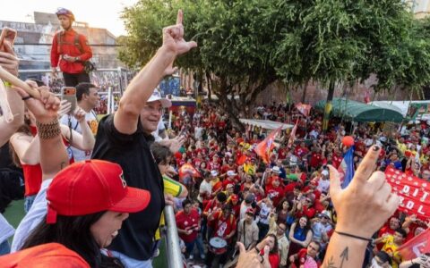 Diante de uma multidão, Braga reforça apoio a Lula e Omar em grande ato no coração de Manaus