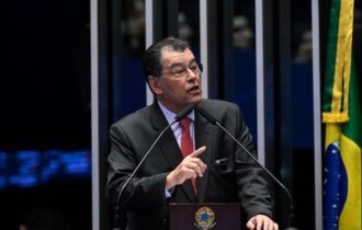 Eduardo Braga defende o fim da escala 6x1 com foco em qualidade de vida e transição responsável