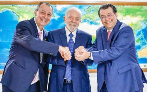 Eduardo Braga relembra crise do oxigênio e pede votos para Omar Aziz