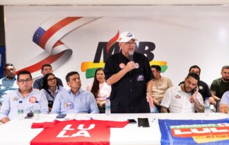 Eduardo Braga reúne frente ampla de prefeitos, parlamentares e lideranças de diferentes partidos e convoca grande ato por Lula e Omar neste domingo