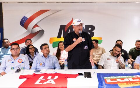 Eduardo Braga reúne frente ampla de prefeitos, parlamentares e lideranças de diferentes partidos e convoca grande ato por Lula e Omar neste domingo
