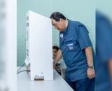 Eduardo Braga vota na Zona Oeste ao lado da família e agradece a Deus e ao povo do Amazonas pela confiança