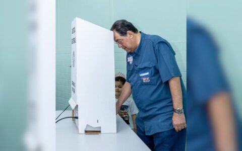 Eduardo Braga vota na Zona Oeste ao lado da família e agradece a Deus e ao povo do Amazonas pela confiança