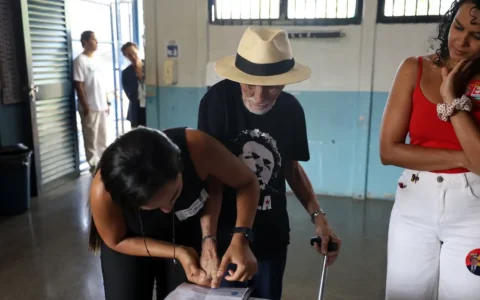 Eleitores de várias gerações escolhem o futuro do país
