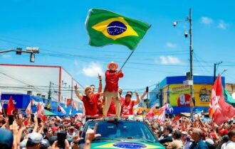 Lula vira disputa e é reeleito presidente do Brasil