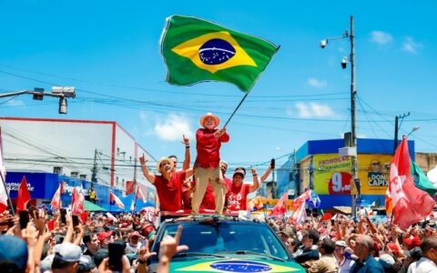 Lula vira disputa e é reeleito presidente do Brasil