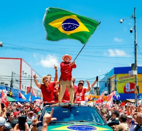 Lula vira disputa e é reeleito presidente do Brasil