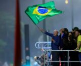 Em festa da vitória, Lula pede canto do Hino da Independência
