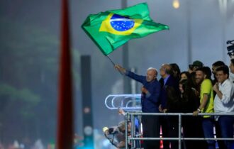 Em festa da vitória, Lula pede canto do Hino da Independência