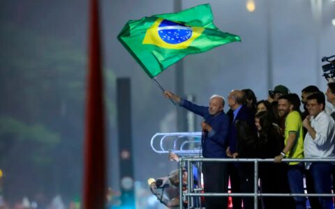 Em festa da vitória, Lula pede canto do Hino da Independência