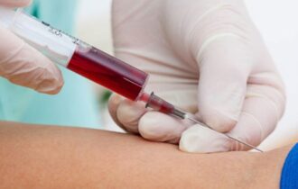 Exame de sangue que pode detectar mais de 50 tipos de câncer chega ao Brasil