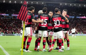 Flamengo marca nos acréscimos e mantém liderança