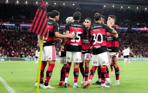 Flamengo marca nos acréscimos e mantém liderança