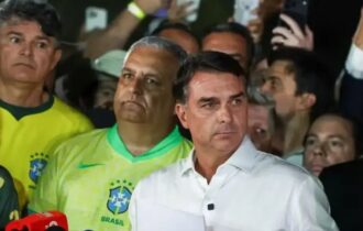 Flávio Bolsonaro deixa o país após STF mandar apreender passaportes
