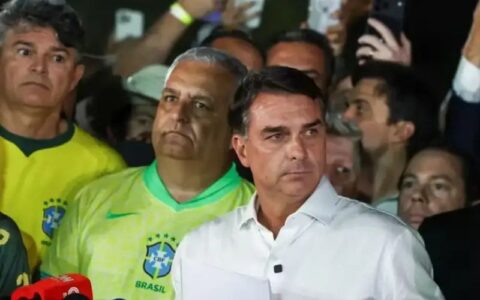 Flávio Bolsonaro deixa o país após STF mandar apreender passaportes
