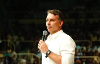 Flávio Bolsonaro diz que Zona Franca de Manaus é “sagrada” durante debate