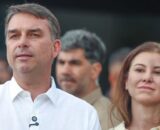Flávio Bolsonaro e família viajam para Miami