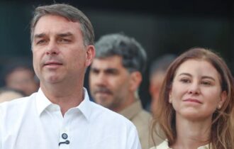 Flávio Bolsonaro e família viajam para Miami