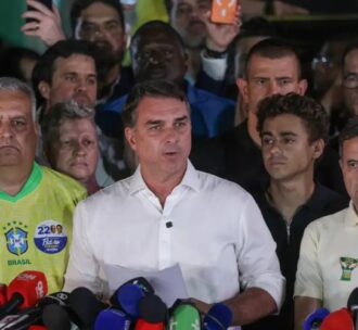 Flávio Bolsonaro questiona resultado e promete recorrer à Justiça