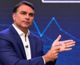 Gesto de Flávio Bolsonaro vira meme e provoca trend nas redes sociais
