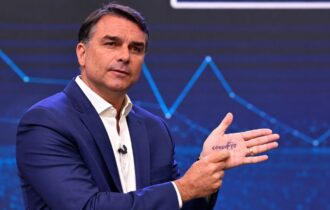 Gesto de Flávio Bolsonaro vira meme e provoca trend nas redes sociais