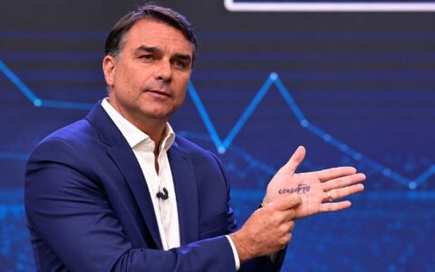 Gesto de Flávio Bolsonaro vira meme e provoca trend nas redes sociais