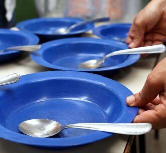 Governo do AM acumula cobranças por falhas na merenda escolar