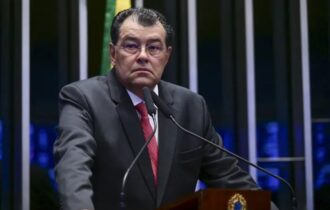 Jornada de 44 horas não acompanha realidade, diz Eduardo Braga
